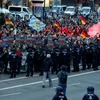 Cảnh sát ngăn người biểu tình bạo động tại thành phố Chemnitz, Đức ngày 27/8. (Ảnh: AFP/TTXVN)