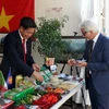 Giới thiệu ớt và các mặt hàng nông sản của Việt Nam tại hội chợ. (Ảnh: Ngự Bình/TTXVN)