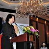 Bà Teresa Cheng, Cục trưởng Cục Tư pháp Hong Kong, chúc mừng những tiến bộ và thành tựu của Việt Nam. (Ảnh: Mỹ Anh/Vietnam+)