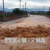Nước lũ vẫn tiếp tục đổ về sông, suối ngày càng lớn tại phường Hữu Nghị, thành phố Hòa Bình. (Ảnh: Thanh Hải/TTXVN)