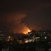 Khói lửa bốc lên từ căn cứ không quân Mazzeh, phía Tây thủ đô Damascus, Syria ngày 2/9. (Ảnh: THX/TTXVN)
