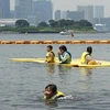 Trẻ em bơi tại công viên ven biển Odaiba ở vịnh Tokyo. (Nguồn: AFP)