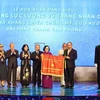 Thủ tướng Nguyễn Xuân Phúc trao tặng danh hiệu Anh hùng Lực lượng vũ trang nhân dân thời kỳ kháng chiến chống Mỹ, cứu nước của Chủ tịch nước cho Đài Phát thanh Giải phóng. (Ảnh: Thống Nhất/TTXVN)