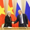 Tổng Bí thư Nguyễn Phú Trọng và Tổng thống Liên bang Nga Vladimir Putin bắt tay sau lễ ký các văn kiện hợp tác giữa hai nước. (Ảnh: Trí Dũng - TTXVN) 