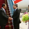 Bộ trưởng Bộ Khoa học và Công nghệ Chu Ngọc Anh đón Thủ tướng Campuchia Samdech Techo Hun Sen tại sân bay quốc tế Nội Bài. (Ảnh: Doãn Tấn/TTXVN)