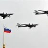 Máy bay ném bom chiến lược Tupolev Tu-95 của Nga thực hiện bài trình diễn trong lễ tổng duyệt kỷ niệm Ngày Chiến thắng ở Moskva, ngày 7/5. (Nguồn: AFP/ TTXVN)