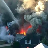 Khói lửa bao trùm một ngôi nhà ở Lawrence, Mass - vùng ngoại ô của Boston. (Nguồn: nytimes.com) 