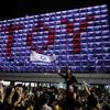 Công chúng ăn mừng chiến thắng của ca sỹ Netta Barzilai với ca khúc "Toy" trong cuộc thi Eurovision Song 2018 tại quảng trường Rabin ở Tel Aviv, Israel, ngày 13/5. (Nguồn: Reuters) 
