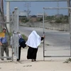Người dân Palestine qua cửa khẩu Erez ở Beit Hanun, phía bắc Dải Gaza ngày 27/8. (Ảnh: AFP/TTXVN)