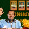 Thủ tướng Campuchia Hun Sen phát biểu trong chuyến thăm một nhà máy dệt may ở Phom Penh ngày 2/8. (Ảnh: AFP/TTXVN)
