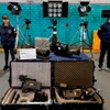 Các thiết bị quay phim bị ăn trộm được trưng bày trong một cuộc họp báo ở Buenos Aires. (Nguồn: AP)