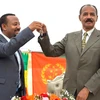 Thủ tướng Ethiopia Abiy Ahmed (trái) và Thủ tướng Eritrea Isaias Afwerki (phải) tại lễ mở lại Đại sứ quán Eritrea ở Ethiopia ngày 16/7. (Ảnh: AFP/TTXVN)