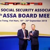 Bảo hiểm xã hội Việt Nam nhận giải thưởng hạng mục Công nghệ thông tin với Hệ thống thông tin giám định bảo hiểm y tế. (Ảnh: TTXVN)