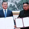Nhà lãnh đạo Triều Tiên Kim Jong-un (phải) và Tổng thống Hàn Quốc Moon Jae-in (trái) sau lễ ký bản tuyên bố chung trong khuôn khổ ngày hội đàm thượng đỉnh thứ hai tại thủ đô Bình Nhưỡng, ngày 19/9/2018. (Ảnh: YONHAP/TTXVN)