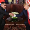 Nhà lãnh đạo Triều Tiên Kim Jong-un (trái) và Tổng thống Mỹ Donald Trump tại cuộc gặp ở Singapore ngày 12/6. (Ảnh: THX/TTXVN)