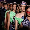 Dàn người mẫu trình diễn các trang phục Versace trong Tuần lễ thời trang Milan mùa Xuân 2019 tại Milan, Italy. (Nguồn: Reuters)