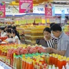 Người tiêu dùng mua sắm tại siêu thị Saigon Co.op Thành phố Hồ Chí Minh. (Ảnh: Thanh Vũ/TTXVN)