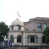 Nhiều trụ sở cơ quan, địa điểm công cộng trên cả nước đã treo cờ rủ để tưởng nhớ Chủ tịch nước Trần Đại Quang. (Ảnh: Minh Quyết/TTXVN)
