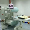 Bác sỹ đang điều trị cho một bệnh nhân. (Ảnh: TTXVN/Vietnam+)