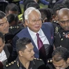 Cảnh sát áp giải cựu Thủ tướng Malaysia Najib Razak (giữa) tới Tòa thượng thẩm Kuala Lumpur ngày 4/7. (Ảnh: EPA/TTXVN)