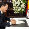 Đại sứ Hà Kim Ngọc thành kính ghi sổ tang, bày tỏ lòng tiếc thương vô hạn Chủ tịch nước Trần Đại Quang. (Ảnh: Đoàn Hùng/Vietnam+)