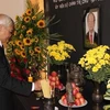Đại sứ Việt Nam tại Venezuela Đào Thành Chung thắp hương viếng Chủ tịch nước Trần Đại Quang. (Ảnh: TTXVN)