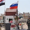 Cờ Syria (trái) và cờ Nga tại khu vực Abu Duhur, tỉnh Idlib ngày 25/9/2018. (Ảnh: AFP/TTXVN)