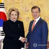  Tổng thống Hàn Quốc Moon Jae-in và Chủ tịch Hội đồng Liên bang (Thượng viện) Nga, bà Valentina Matviyenko. (Nguồn: Yonhap)