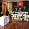 Đại sứ Cuba tại Thái Lan ghi sổ tang. (Ảnh: Sơn Nam/TTXVN)