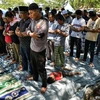 Người dân Indonesia cầu nguyện cho các nạn nhân vụ động đất và sóng thần tại Palu, Trung Sulawesi ngày 5/10/2018. (Ảnh: AFP/TTXVN)