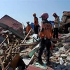 Lực lượng cứu hộ tìm kiếm nạn nhân dưới đống đổ nát sau thảm họa động đất và sóng thần ở Palu, tỉnh Trung Sulawesi, Indonesia ngày 3/10/2018. (Ảnh: THX/TTXVN)