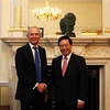 Phó Thủ tướng, Bộ trưởng Ngoại giao Phạm Bình Minh gặp Chánh văn phòng nội các Anh, ông David Liddington, ngày 9/10/2018, tại London. (Ảnh: TTXVN)