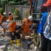 Lực lượng cứu hộ chuyển thi thể nạn nhân ra khỏi đống đổ nát của một khách sạn bị sập sau thảm họa động đất và sóng thần ở tỉnh Trung Sulawesi, Indonesia ngày 1/10/2018. (Ảnh: THX/TTXVN)