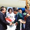 Đại diện Chính phủ Indonesia đón Thủ tướng Nguyễn Xuân Phúc tại sân bay quốc tế Ngurah Rai, thành phố Bali. (Ảnh: Thống Nhất/TTXVN)
