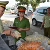 Lực lượng chức năng thu giữ số ruốc đã bốc mùi ôi thiu. (Ảnh: Trịnh Duy Hưng/TTXVN)