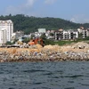 Thi công một công trình lấn biển bên bờ Vịnh Hạ Long. (Ảnh: Văn Đức/TTXVN)