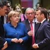Thủ tướng Đức Angela Merkel (thứ 2, trái) thảo luận với Tổng thống Pháp Emmanuel Macron (thứ hai, phải) và Chủ tịch Ủy ban châu Âu Jean-Claude Juncker (thứ 3, phải) tại Hội nghị thượng đỉnh Liên minh châu Âu về Brexit ở Brussels, Bỉ ngày 17/10/2018. (Ảnh:
