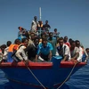 Tàu cứu hộ chở người di cư được cứu trên Địa Trung Hải ngày 12/6/2018. (Ảnh: EPA/TTXVN)