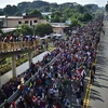 Người di cư Honduras trên tuyến đường nối Ciudad Hidalgo với Tapachula, bang Chiapas, Mexico trên hành trình tới Mỹ ngày 21/10/2018. (Ảnh: AFP/TTXVN)