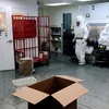 Nhân viên Bộ Quốc phòng Mỹ kiểm tra các gói bưu kiện bị nghi có chứa chất độc ricin được gửi đến Lầu Năm góc, ngày 2/10/2018. (Ảnh: AFP/TTXVN)