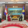 Chủ tịch Quốc hội Campuchia Samdech Heng Samrin tiếp Trưởng Ban Dân vận Trung ương Trương Thị Mai. (Ảnh: Minh Hưng/TTXVN)
