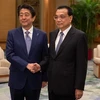 Thủ tướng Trung Quốc Lý Khắc Cường (phải) và Thủ tướng Nhật Bản Shinzo Abe trong cuộc gặp tại Bắc Kinh ngày 25/10/2018. (Ảnh: AFP/TTXVN)