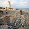 Hố bom sau vụ không kích của máy bay Israel xuống thành phố Rafah, phía nam Dải Gaza ngày 17/10/2018. (Ảnh: AFP/TTXVN)