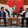Thủ tướng Trung Quốc Lý Khắc Cường (phải) và Thủ tướng Nhật Bản Shinzo Abe trong cuộc gặp tại Bắc Kinh ngày 25/10/2018. (Ảnh: AFP/TTXVN) 
