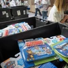 Đồ chơi được đóng gói để quyên góp từ thiện tại trung tâm phân phối của Amazon tại Saran, Pháp ngày 26/10/2018. (Ảnh: AFP/TTXVN)