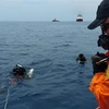 Nhân viên Cơ quan tìm kiếm cứu hộ quốc gia Indonesia tìm kiếm xác máy bay Lion Air JT 610 ở vùng biển ngoài khơi tỉnh Tây Java (Indonesia) ngày 29/10/2018. (Ảnh: AFP/ TTXVN)