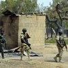 Binh sỹ Nigeria điều tra tại hiện trường vụ tấn công do phiến quân Boko Haram tiến hành nhằm vào một ngôi làng ở bang Borno. (Ảnh: AFP/TTXVN)