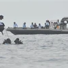 Các thành viên lực lượng đặc nhiệm của hải quân Indonesia tìm kiếm thi thể các nạn nhân cùng mảnh vỡ máy bay gặp nạn Lion Air JT 610 ở ngoài khơi Tanjung Pakis, Indonesia ngày 30/10/2018. (Ảnh: THX/TTXVN)