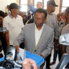 Ứng viên Tổng thống Madagascar Hery Rajaonarimampianina bỏ phiếu tại điểm bầu cử ở Antananarivo, ngày 7/11/2018. (Ảnh: THX/TTXVN)