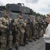 Bộ trưởng Quốc phòng Đức Ursula von der Leyen (thứ 2, phải) tới thị sát buổi huấn luyện của các binh sỹ nước này ở Neustadt am Ruebenberge ngày 29/6/2016. (Ảnh: AFP/TTXVN)